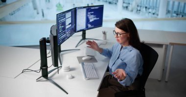 Mutsuz Kadın Programcı Bozuk Yapay Zeka Chatbot Çalışma Sistemi ile Hayal kırıklığına uğradı.