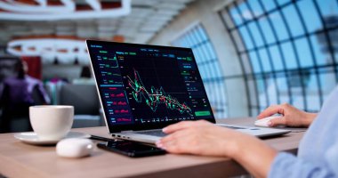 Kadın Borsacılar Borsada Kâr İçin Dizüstü bilgisayar Değiş tokuşu Yapıyor.