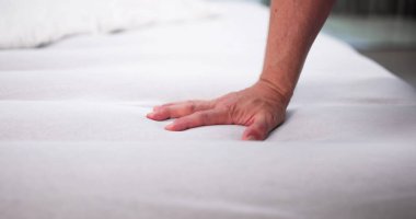 Genç Adam Yumuşak Hafıza Köpük Döşeme Toplayıcısı Deniyor.