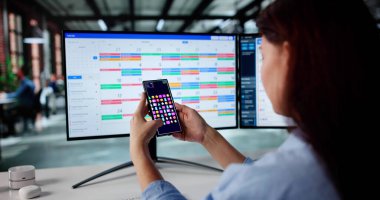 Kadın Telefondaki Şirket Programını Yoksayarak Cep Telefonu Oyunuyla Değiştiriyor.