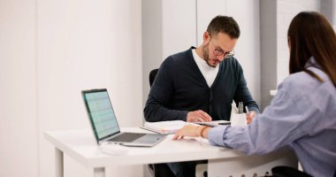 Finansal Danışman Şirket Ofisindeki Laptop 'ta Numaraları Kırıyor