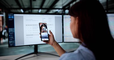 İş yerindeki Smartphone 'daki kısa videolarda dijital pazarlayıcı kaydırması.