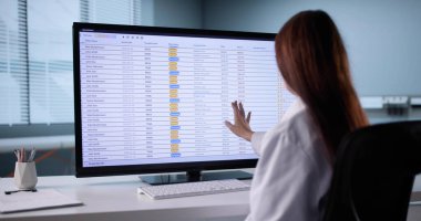 Hastane Faturalarını Verimli Çevrimiçi Teknoloji Çözümleri ile İyileştiren Tıp Yöneticisi.