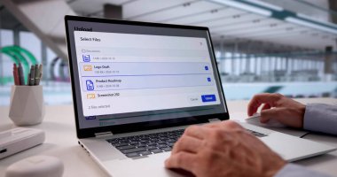 Bilgisayar platformundaki Bulut Depolamasına Veri Gönderen Adam, Veri Analisti