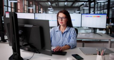 Şirket bilgisayarında Modern Kadın Satışları ve Maaşları Yönetiyor