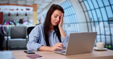 Duygusal olarak Kırılmış Kadın Havaalanı Salonunda İş Bilgisayarından Şantaja Uğraşıyor