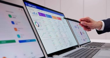 Erkek Yönetici CRM Yazılımını Müşteri Satış ve Sadakatini Artırmak İçin Kullanıyor.