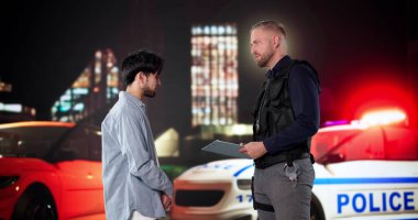 Gece Trafiği Durağı: Asyalı Mühendis Polis Memuruyla Konuşuyor.