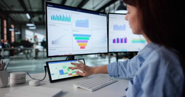 Şirket Veri Analisti Çevrimiçi Randevularla Yoğun Zamanla Yönetiyor