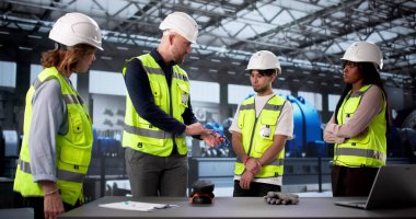 Güvenlik Eğitmeni, mühendisler için enerji santralinde PPE Ekipmanı gösterdi.