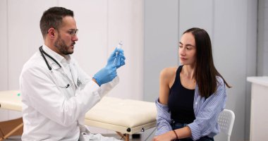 Genç Kadın Hastaya Profesyonel Grip Aşısı Yapıldı.