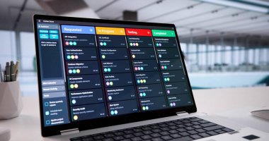 Proje Yöneticisi görevleri planlamak ve yönetmek için Yazılım kullanıyor