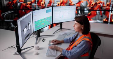 Kadın Mühendis Masaüstünde SCADA Sistemi kullanarak Fabrika Üretimi İzliyor.