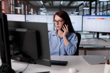 Mutlu İş Koçu Kadın Müşteriyle Telefonla Konuşuyor