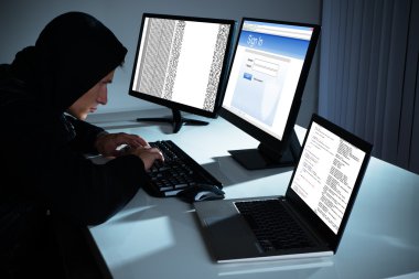 Erkek Hacker kullanan bilgisayarlar