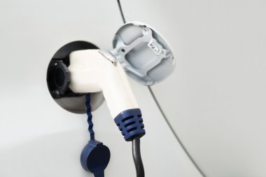 Bir elektrikli araba takılı kablo