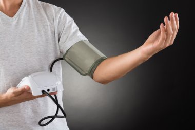 Adam kan basıncı ölçme