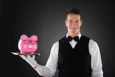 Butler Holding tepsi ile servet