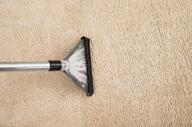 Elektrikli süpürge köpük ile halı üzerinde