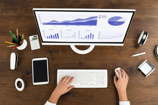 Näringsidkare analysera statistiska diagram på datorn — Stockfoto