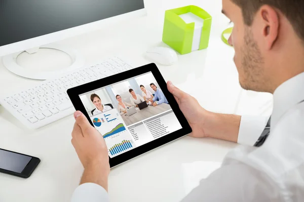Videoconferencia de Empresarios con Colegas en Tableta Digital —  Fotos de Stock