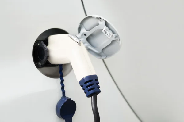 Kabel aangesloten op een elektrische auto — Stockfoto