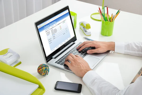 Empresário Online Banca com Laptop — Fotografia de Stock
