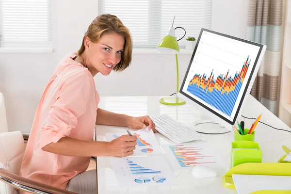 Donna che analizza le statistiche finanziarie — Foto Stock