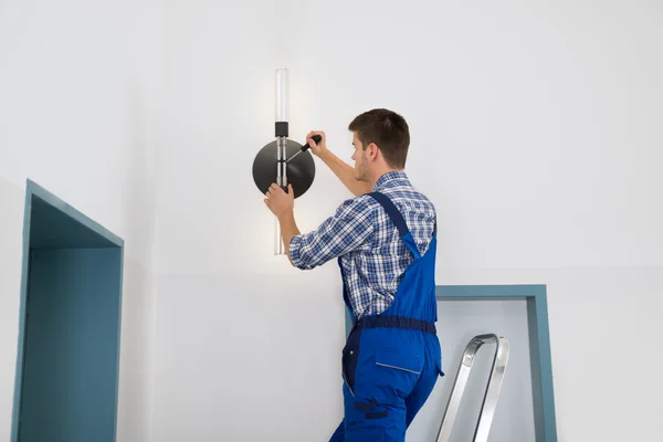Eletricista reparando luz — Fotografia de Stock