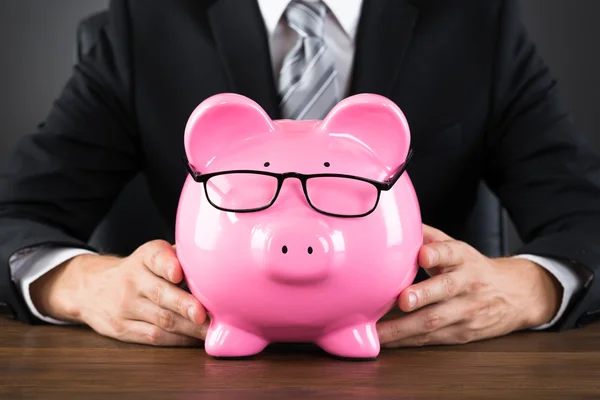 Close-up de Empresário Segurando Piggybank — Fotografia de Stock