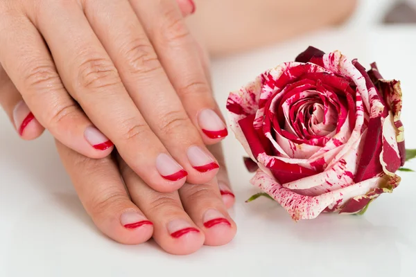 Vrouwelijke handen met nagel vernis — Stockfoto