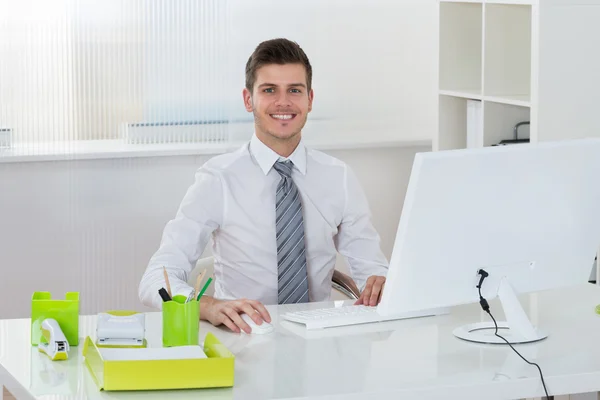 Zakenman werkt op de computer — Stockfoto