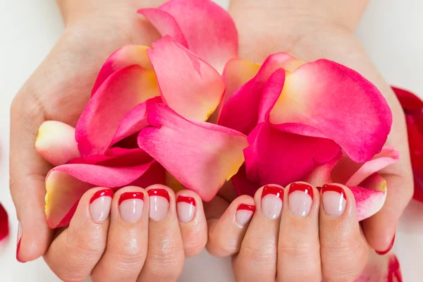 Mãos femininas com verniz de unhas — Fotografia de Stock