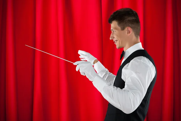 Maestro de orquestra segurando bastão — Fotografia de Stock