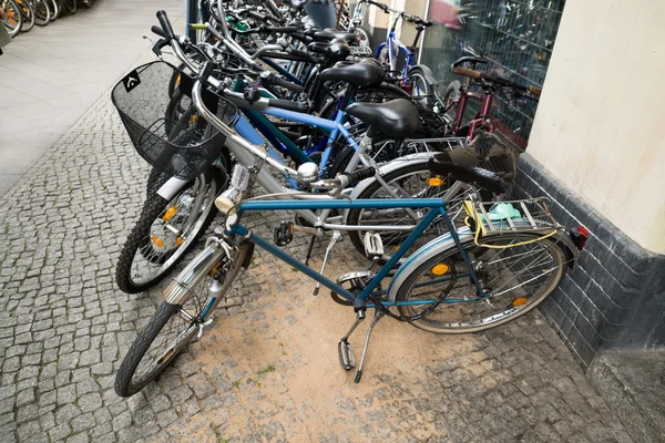 Gruppo di biciclette in un parcheggio — Foto Stock