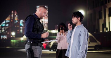 Polis, Trafik Duruşu sırasında Alkol Algılayıcı Testi Yapıyor; Seyirci Filmleri.