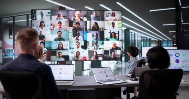 Sanal Ofis Toplantısında Çok Irklı Takım Video Konferansı Kullanıyor