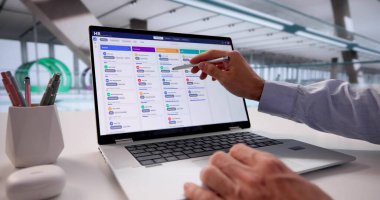 Yetenek Havuzu Yönetimi İçin Şirket İK Lideri Röportaj Yazılımını Kullanıyor