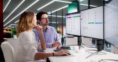 Yetenek Mülakatı için Yazılım kullanan bir İnsan Kaynakları Yöneticisi.