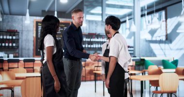 Genişleme Yöneticisi ile Başarılı Restoran Ekibi Ortaklık Anlaşması.