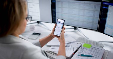 Optik Karakter Tanıma için Akıllı Telefon ile Belge Resmini Çeken Kadın. İş Analisti Dolandırıcılığı Önlüyor