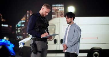 Şoför, araba kazasından sonraki gece sigorta polisiyle konuşuyor. Olası Meslekler: Sigorta Yöneticisi