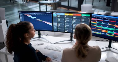 Ofis Bilgisayar Takvimi Ekranında İş Yöneticisi Profesyonel Kadın Programı