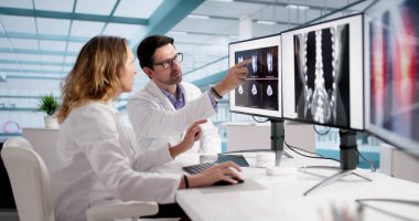 Doktorlar röntgen teknolojisini kullanarak Ekrandaki Kemik Durumu 'nu teşhis ediyorlar..