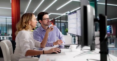 Yetenek için Röportaj Adaylarını Görüntülemek için İnsan Kaynakları Yazılımını Kullanan Adam