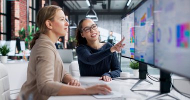 Ofisteki Bilgisayarda Mali Verileri Analiz Eden Genç Latin Kadın.