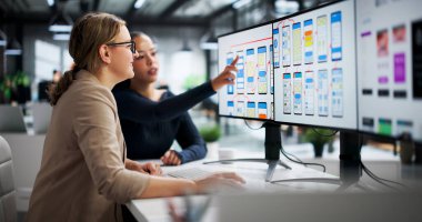 UX Geliştirme Eğitimi Online için PC kullanan Kadın Yaratıcı Tasarımcı