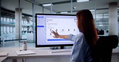 Finans Müdürü: Kadın Bütçe Stratejisi ve Maaş İdaresi Yönetimi