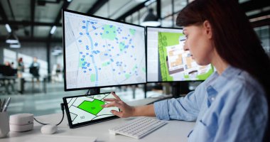 GIS Yazılımını kullanarak Gayrimenkul Listelerini Belirleyen Akıllı Kadın