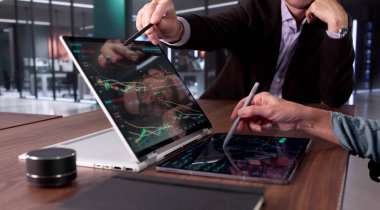 Finansal Temsilci ve Kadın Meslektaşı Ticaret Şirketinde çalışıyor..